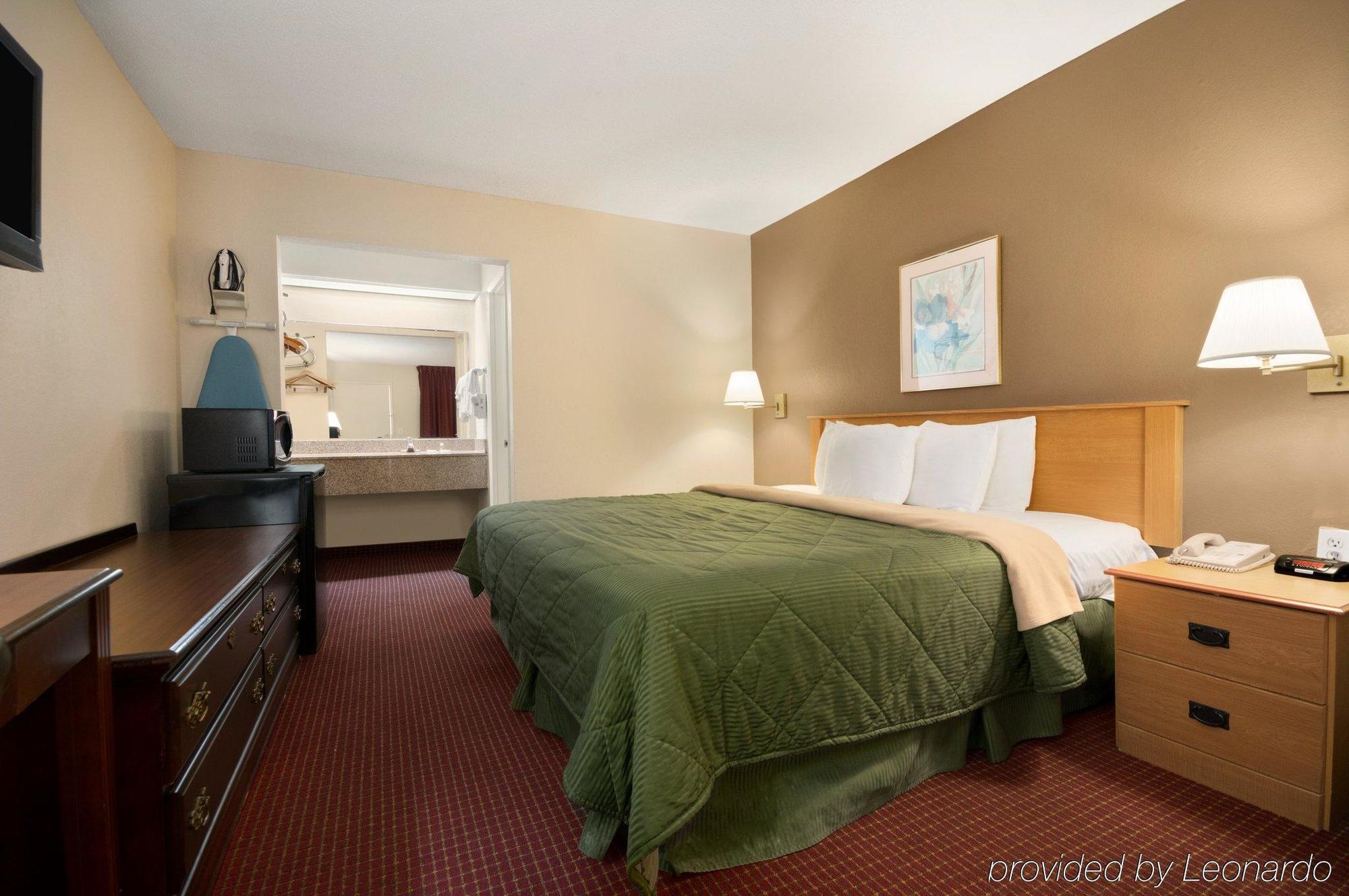 Days Inn By Wyndham Куквилл Экстерьер фото