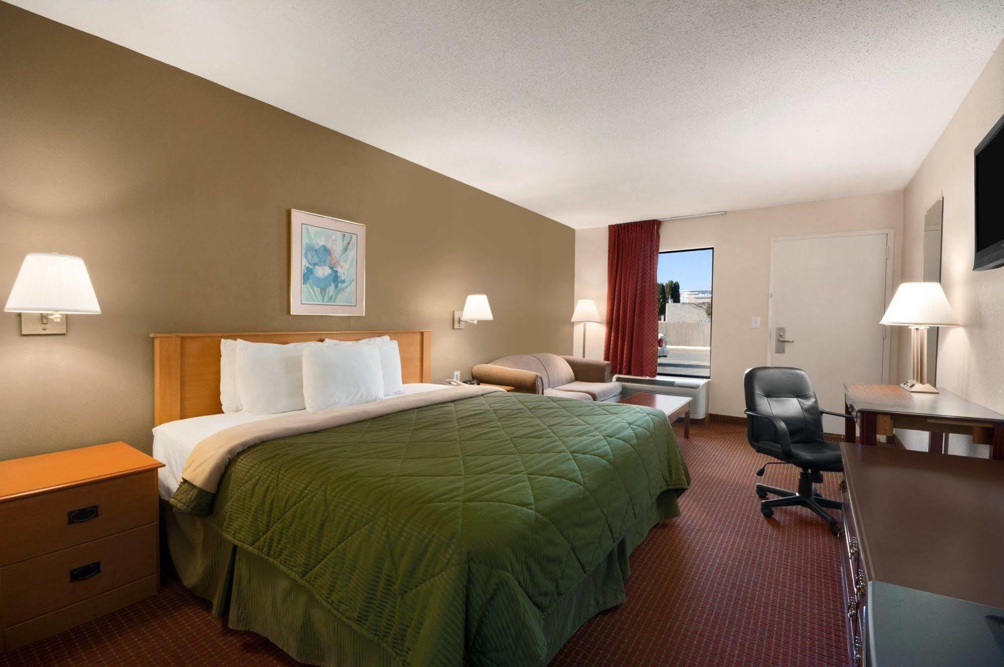 Days Inn By Wyndham Куквилл Экстерьер фото